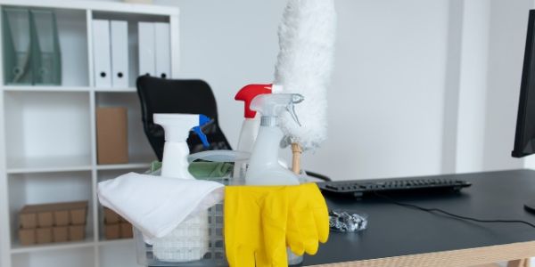 Material y productos para la limpieza de una oficina en Año Nuevo