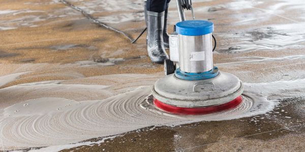 Maquinaria profesional para la limpieza del suelo después de una obra
