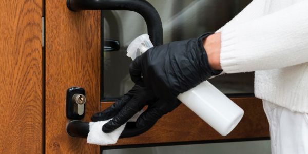 Limpieza y desinfección de la puerta de entrada de un local comercial