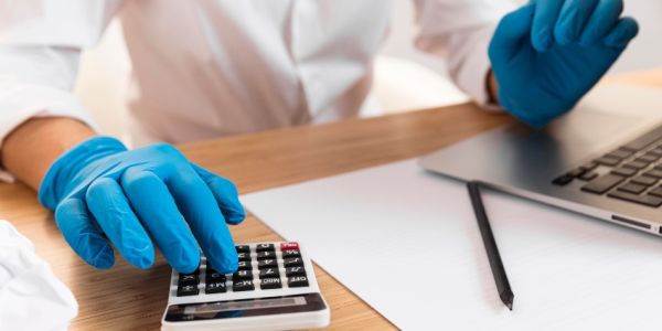 Profesional calculando el coste de limpieza de una oficina