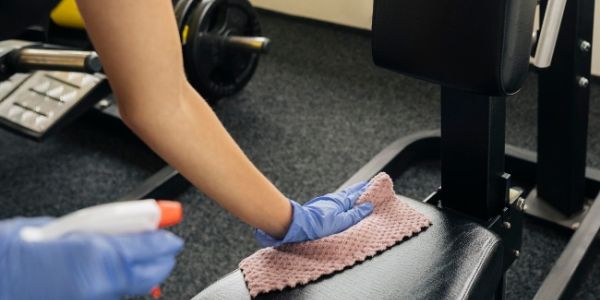 Limpieza de máquinas y equipamiento de gimnasio para evitar errores de higiene