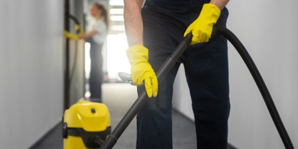 Profesionales de una empresa externa realizando servicios de limpieza TITLE de imagen: Externalización de servicios de limpieza para empresas
