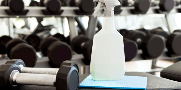 Productos para desinfectar máquinas y material de un gimnasio