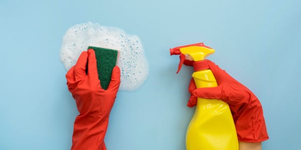 Limpieza y desinfección de superficies en una oficina