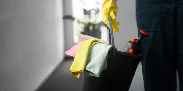 Profesional con material para mantener la higiene y limpieza en el lugar de trabajo
